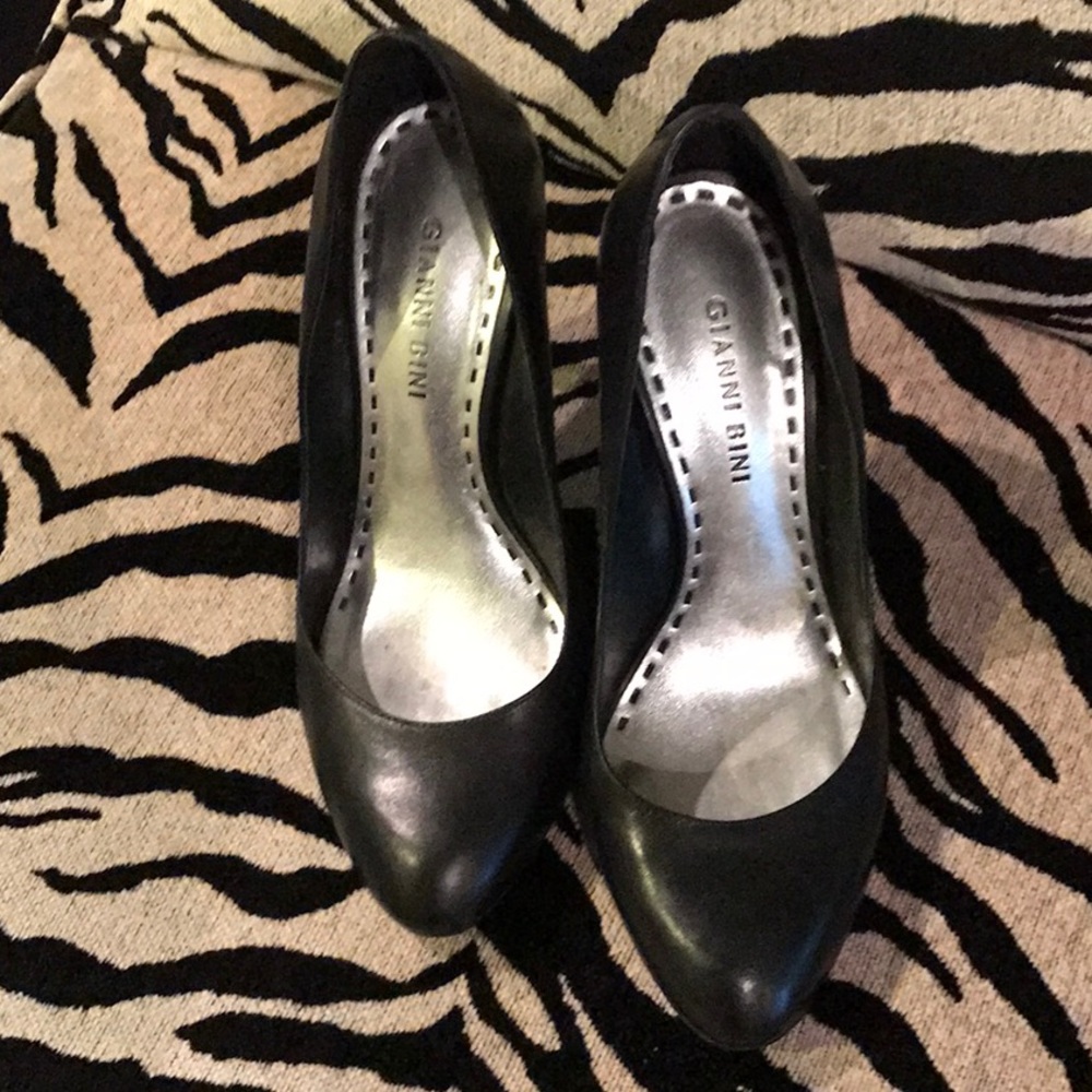 Black leather Gianni Bini 5 inch heels